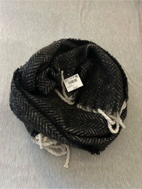 American Eagle Outfitters Black & Gray Herringbone Scarf